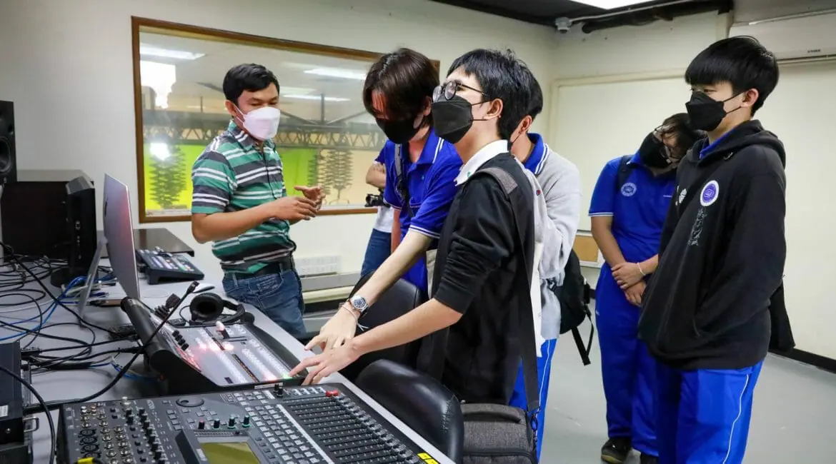 ต้อนรับนักเรียนเข้าเยี่ยมชมคณะจากโรงเรียนปรินส์รอยแยลส์วิทยาลัย￼