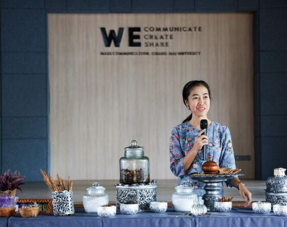 แมสคอม มช. ส่งเสริมศิลปวัฒนธรรม จัดอบรมทำ “ผลิตภัณฑ์ยาดม ยาหม่องสมุนไพร”