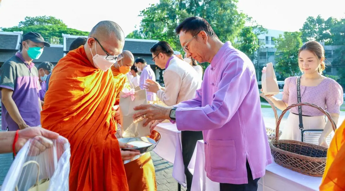 คณบดีร่วมพิธีทำบุญตักบาตรพระสงฆ์เนื่องในวันวิสาขบูชา ประจำปี 2566