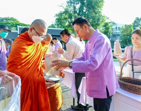 คณบดีร่วมพิธีทำบุญตักบาตรพระสงฆ์เนื่องในวันวิสาขบูชา ประจำปี 2566