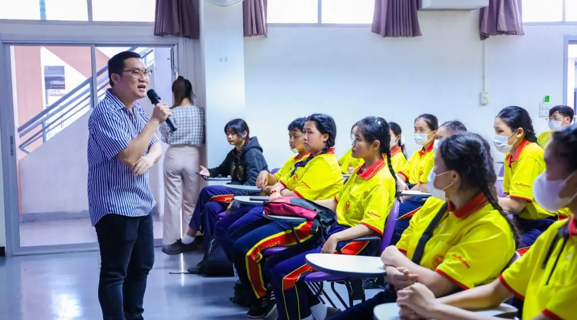 สื่อสารฯ ต้อนรับโรงเรียนสันกำแพง เชียงใหม่ เข้าศึกษาดูงานหลักสูตรการเรียนการสอนระดับปริญญาตรี และเยี่ยมชมสถานีวิทยุเสียงสื่อสารมวลชน FM100