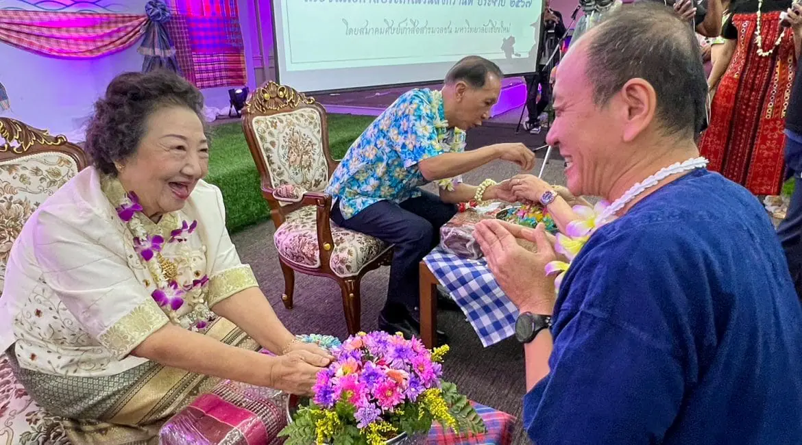 Mass Comm CMU Alumni จัดพิธีรดน้ำดำหัวขอพรจากคณาจารย์และรุ่นพี่อาวุโส เนื่องในโอกาสประเพณีวันสงกรานต์ ประจำปี 2567