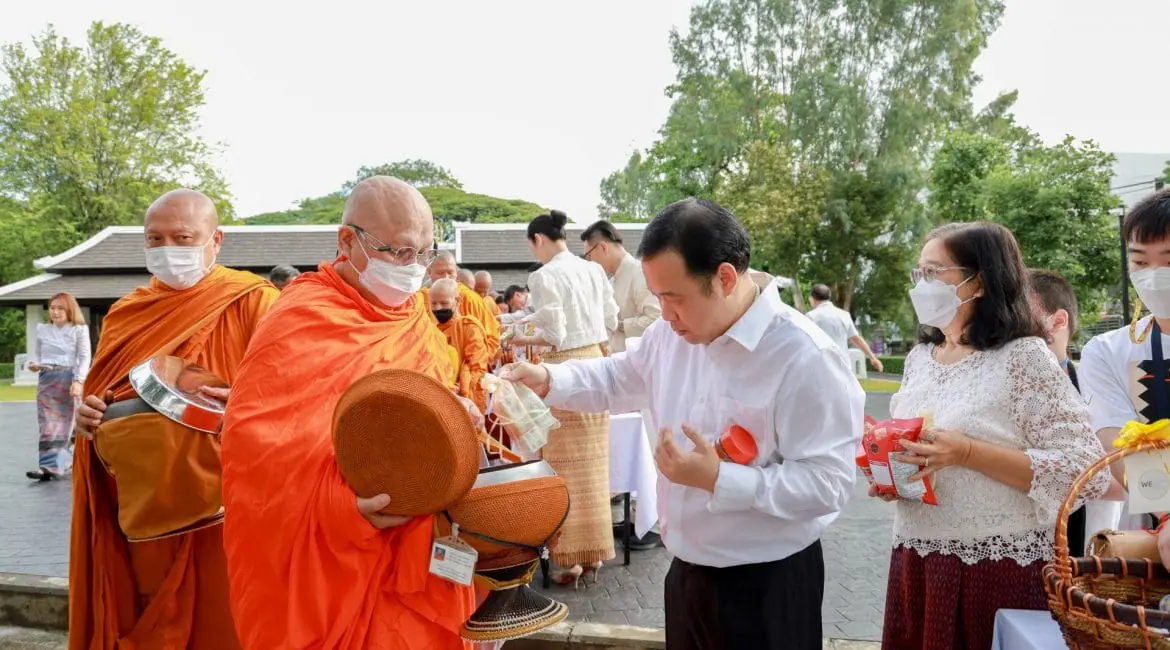คณบดีการสื่อสารฯ มช. ร่วมพิธีทำบุญตักบาตรวันวิสาขบูชา ประจำปี 2567 ณ ข่วงวัฒนธรรม มช.