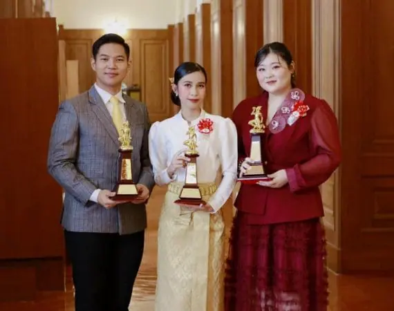 ศิษย์เก่า แมสคอม มช. เข้ารับพระราชทาน “รางวัลเทพทองครั้งที่ 22” ประเภทนักวิทยุกระจายเสียงดีเด่น