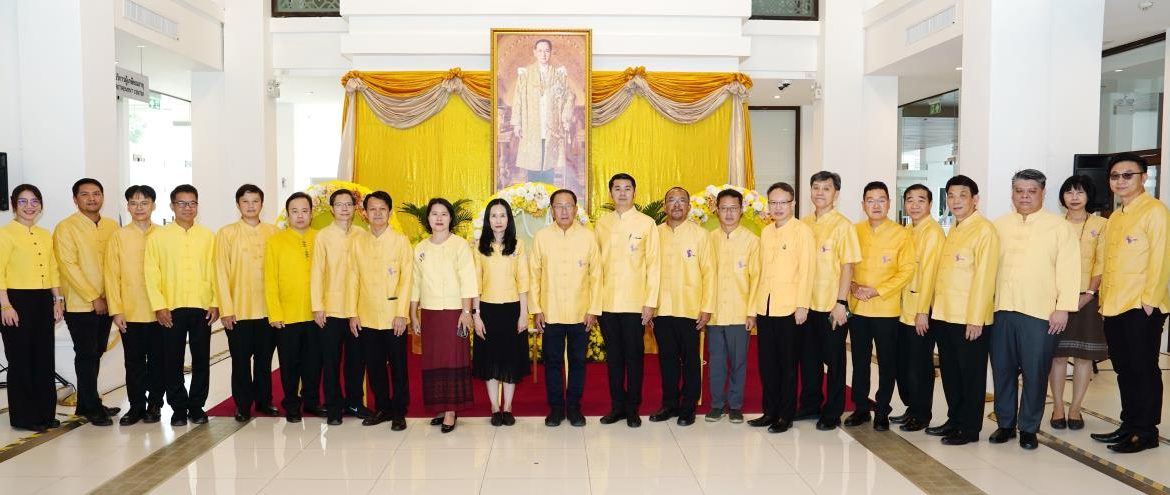คณบดีการสื่อสารฯ มช. ร่วมพิธีวางพวงมาลา “วันนวมินทรมหาราช” น้อมรำลึกในพระมหากรุณาธิคุณของพระบาทสมเด็จพระบรมชนกาธิเบศร มหาภูมิพลอดุลยเดชมหาราช บรมนาถบพิตร
