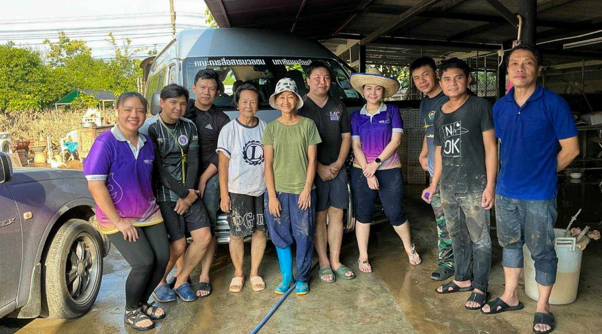 การสื่อสารฯ มช. รวมทีมอาสาฟื้นฟู ร่วมทำความสะอาดบ้านสมาชิกคณะฯ หลังอุทกภัยเชียงใหม่