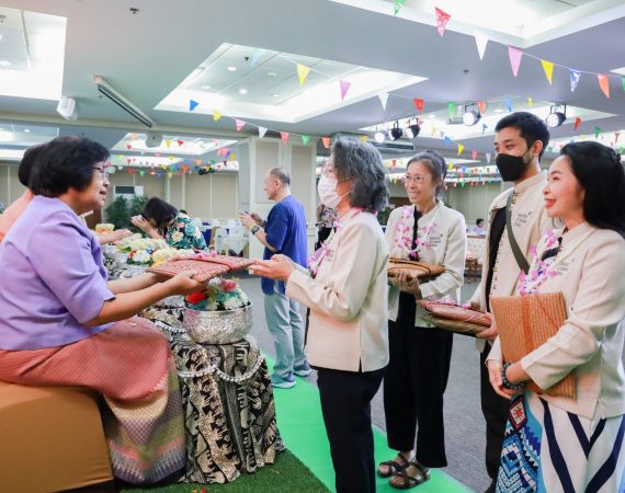 การสื่อสารฯ มช. ร่วมสืบสานประเพณีสงกรานต์ รดน้ำดำหัวคณาจารย์-รุ่นพี่อาวุโส อบอวลด้วยมิตรภาพและวัฒนธรรมล้านนา เนื่องในโอกาสประเพณีวันสงกรานต์ ประจำปี 2568