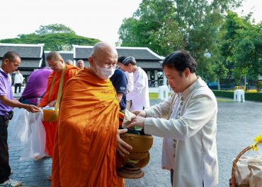 การสื่อสารฯ มช. ร่วมสืบสานประเพณีไทย ในพิธีทำบุญวันวิสาขบูชา ประจำปี 2568 ส่งเสริมคุณธรรมในองค์กร