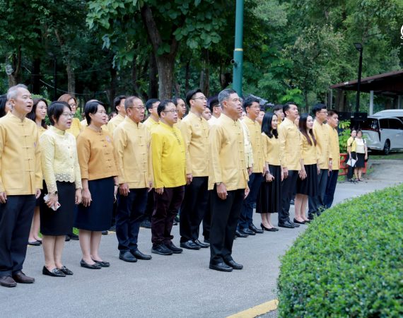 การสื่อสารฯ มช. พร้อมใจร่วมร้องเพลงชาติ แสดงพลังสามัคคีในวันพระราชทานธงชาติไทย ครบรอบ 108 ปี ธงไตรรงค์
