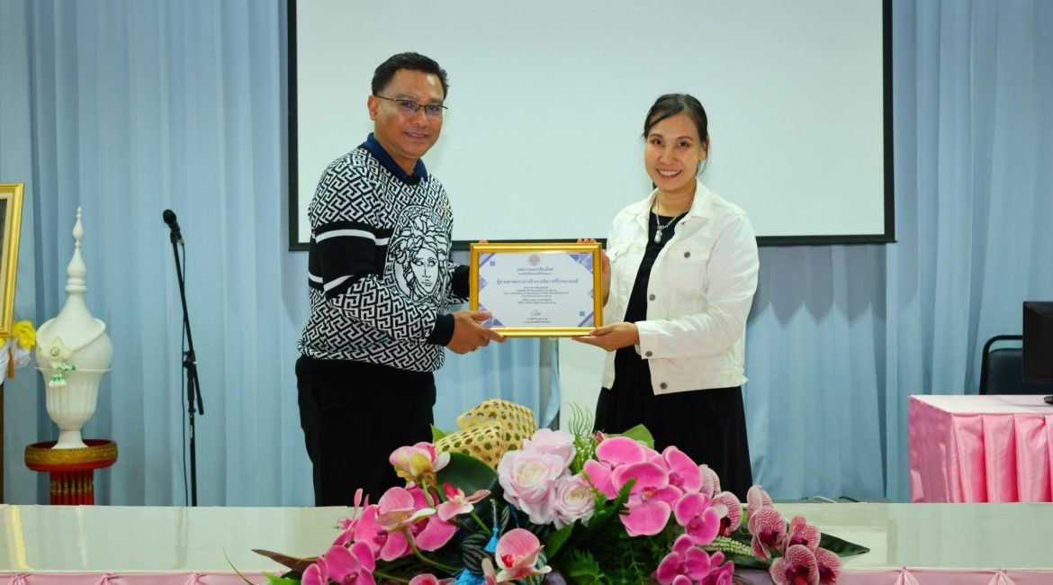การสื่อสารฯ มช. เข้ารับมอบเกียรติบัตรผู้ทรงคุณวุฒิ สนับสนุนการคัดเลือกผู้แทนนักเรียน ครูเทศบาลเชียงใหม่สู่เวทีนานาชาติ