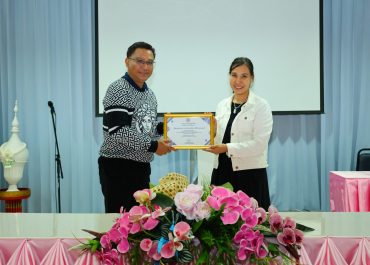 การสื่อสารฯ มช. เข้ารับมอบเกียรติบัตรผู้ทรงคุณวุฒิ สนับสนุนการคัดเลือกผู้แทนนักเรียน ครูเทศบาลเชียงใหม่สู่เวทีนานาชาติ