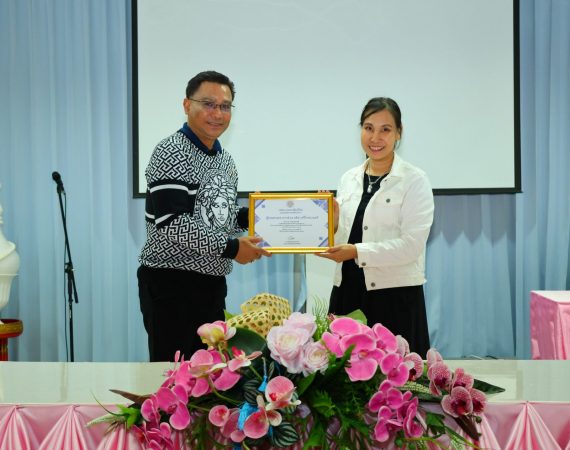 การสื่อสารฯ มช. เข้ารับมอบเกียรติบัตรผู้ทรงคุณวุฒิ สนับสนุนการคัดเลือกผู้แทนนักเรียน ครูเทศบาลเชียงใหม่สู่เวทีนานาชาติ