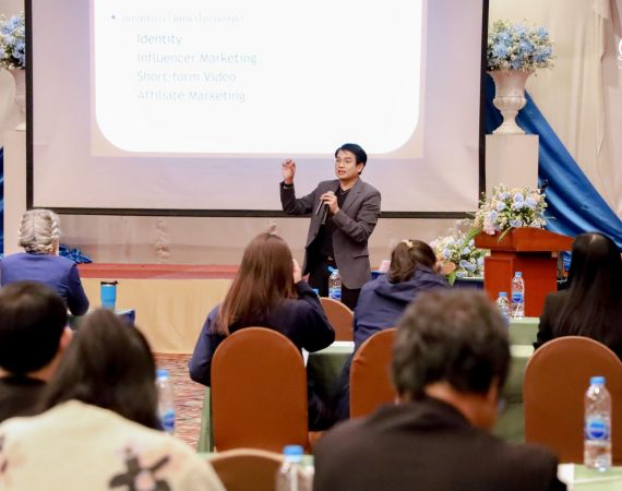 การสื่อสารฯ มช. ร่วมยกระดับเศรษฐกิจฐานราก ร่วมถ่ายทอดองค์ความรู้ด้านการสื่อสารการตลาด เสริมศักยภาพผู้ประกอบการผลิตภัณฑ์สุขภาพ