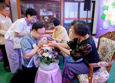 การสื่อสารฯ มช. ผนึกกำลังศิษย์เก่า จัดพิธีรดน้ำดำหัวคณาจารย์-รุ่นพี่อาวุโส สืบสานประเพณีสงกรานต์ 2569 เชื่อมสายใย “Mass Comm CMU” อย่างอบอุ่น