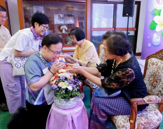 การสื่อสารฯ มช. ผนึกกำลังศิษย์เก่า จัดพิธีรดน้ำดำหัวคณาจารย์-รุ่นพี่อาวุโส สืบสานประเพณีสงกรานต์ 2569 เชื่อมสายใย “Mass Comm CMU” อย่างอบอุ่น