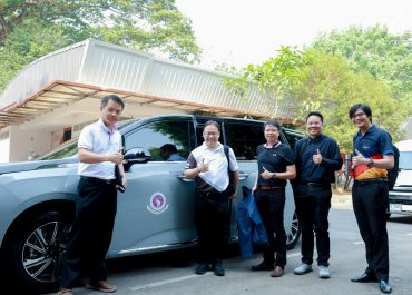 5 ผู้บริหารส่วนงาน มช. นำร่องใช้รถยนต์ไฟฟ้า ร่วมประชุม กบม. ขานรับนโยบายประหยัดพลังงานท่ามกลางวิกฤตราคาน้ำมันโลก