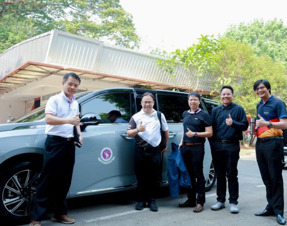 5 ผู้บริหารส่วนงาน มช. นำร่องใช้รถยนต์ไฟฟ้า ร่วมประชุม กบม. ขานรับนโยบายประหยัดพลังงานท่ามกลางวิกฤตราคาน้ำมันโลก