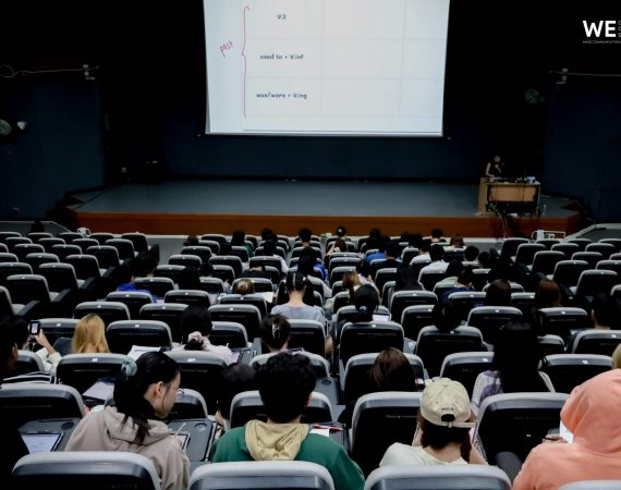 สโมสร นศ.การสื่อสารฯ มช. เติมความพร้อมก่อนสอบกลางภาค จัดติว “ภาษาอังกฤษพื้นฐาน 1” เสริมทักษะสู่การเรียนรู้ในอนาคต
